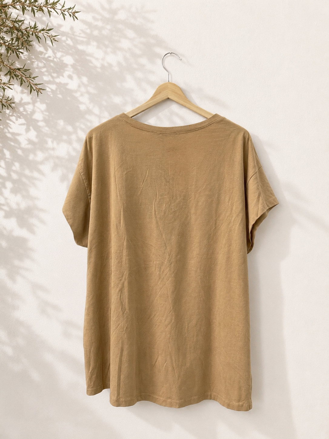 Camiseta cuello pico tachuelas