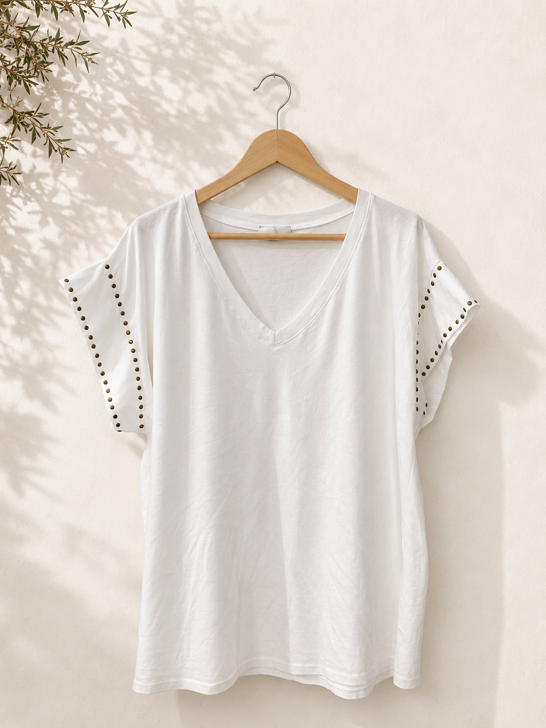 Camiseta cuello pico tachuelas