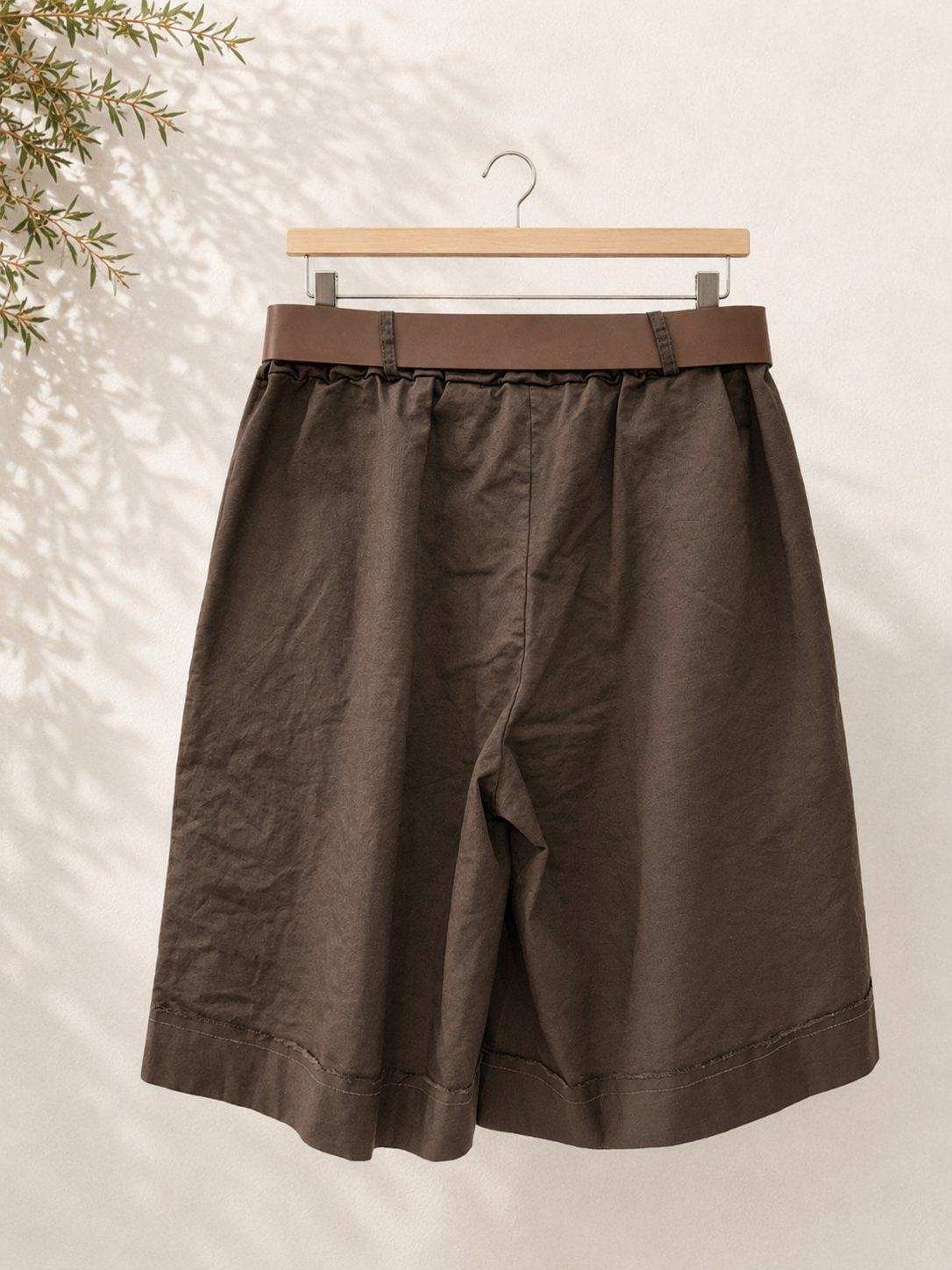 Bermuda con tachuelas