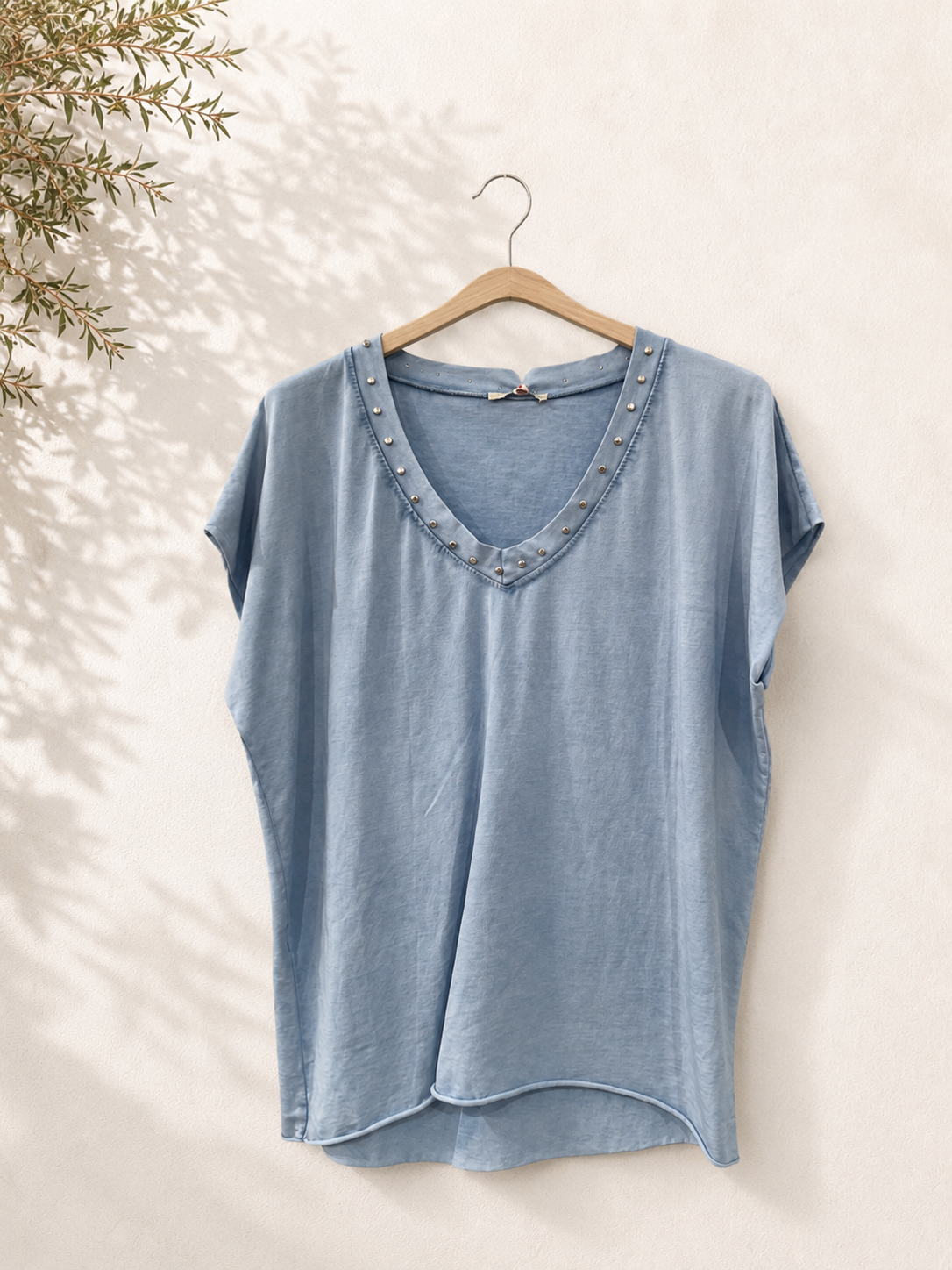 Camiseta cuello pico tachuelas