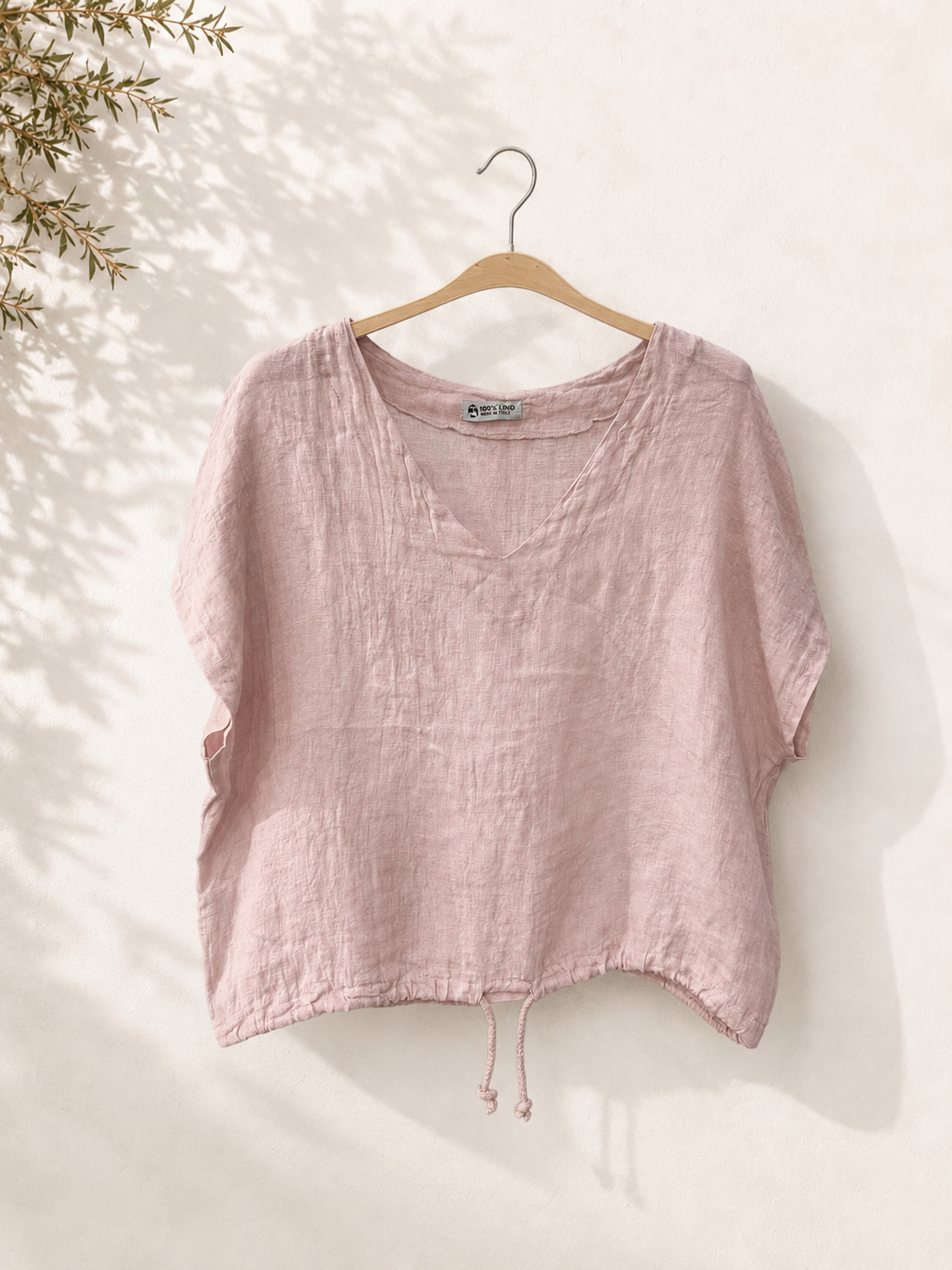 Camiseta cuello pico ajustable