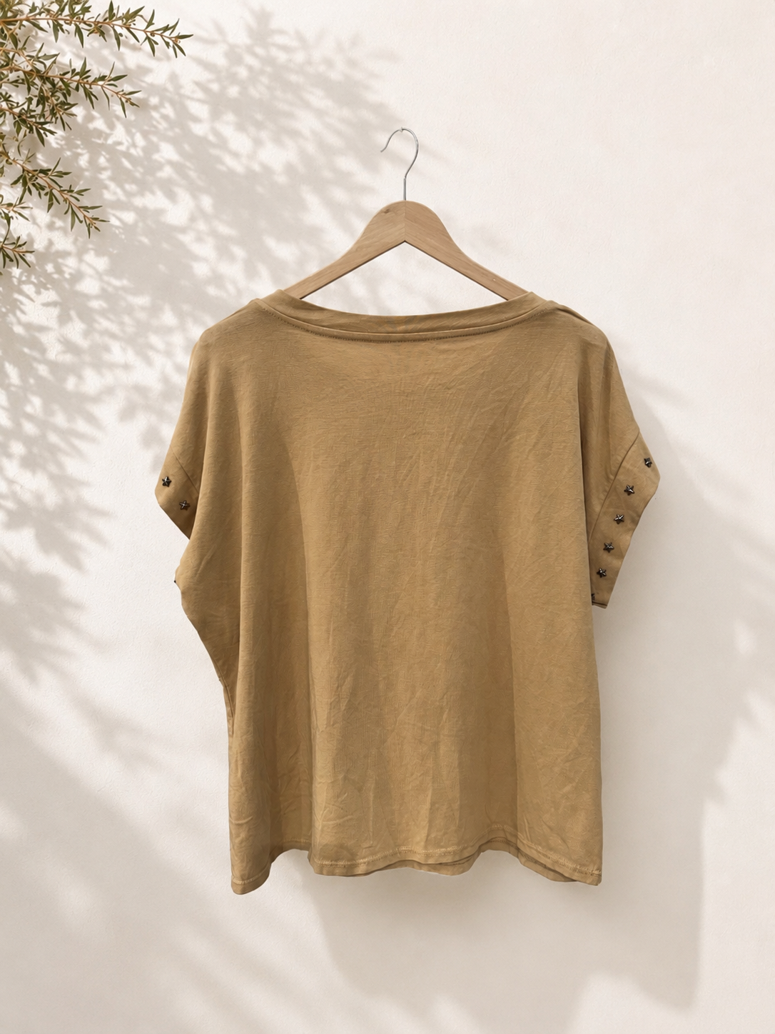 Camiseta tachuelas estrellas