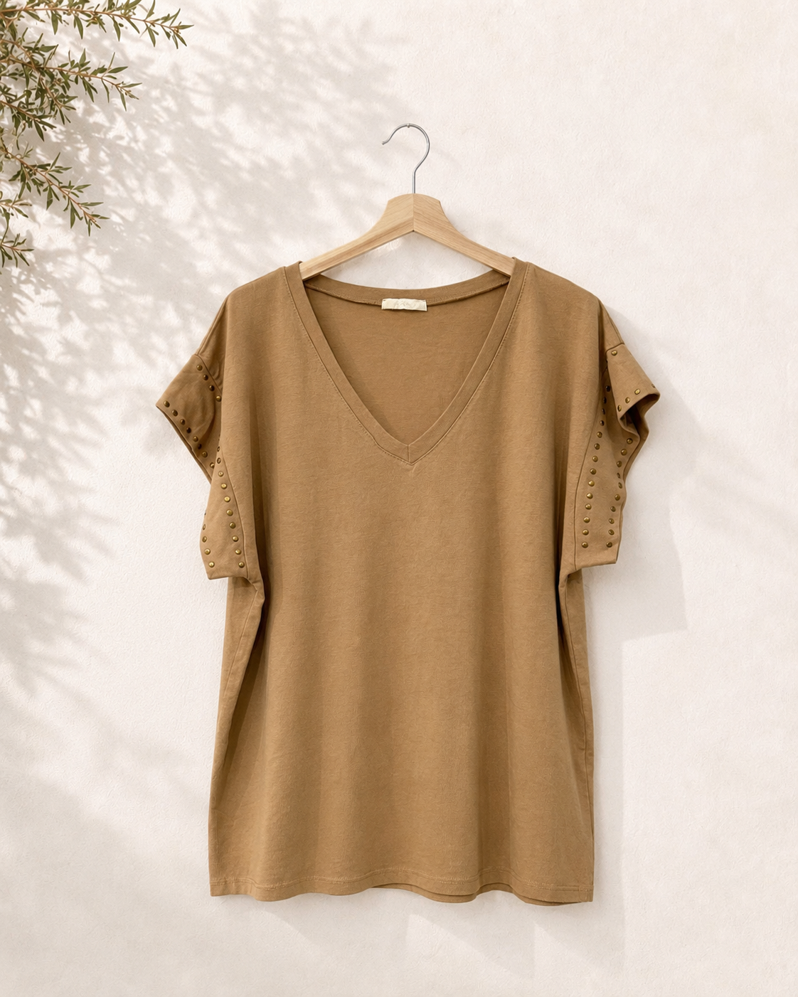 Camiseta cuello pico tachuelas