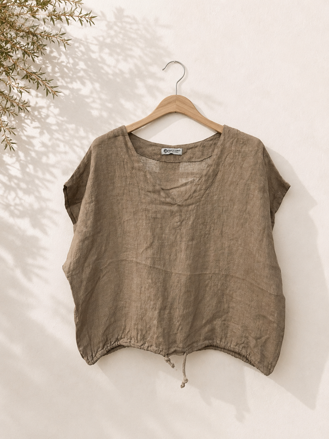 Camiseta cuello pico ajustable