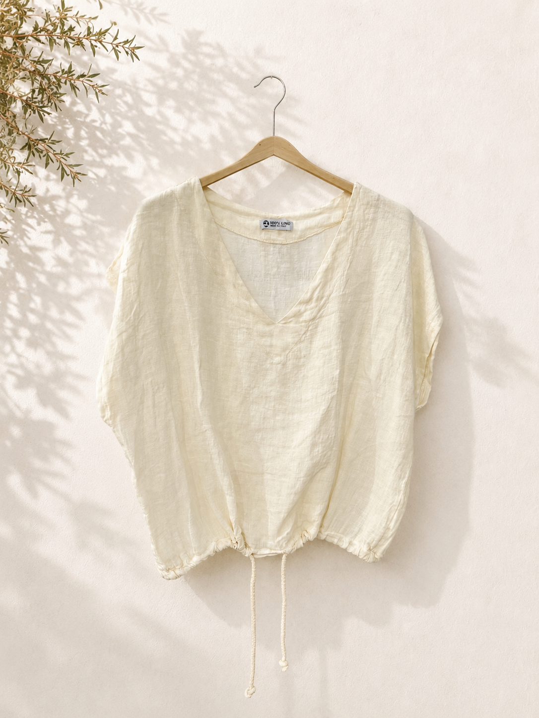 Camiseta cuello pico ajustable