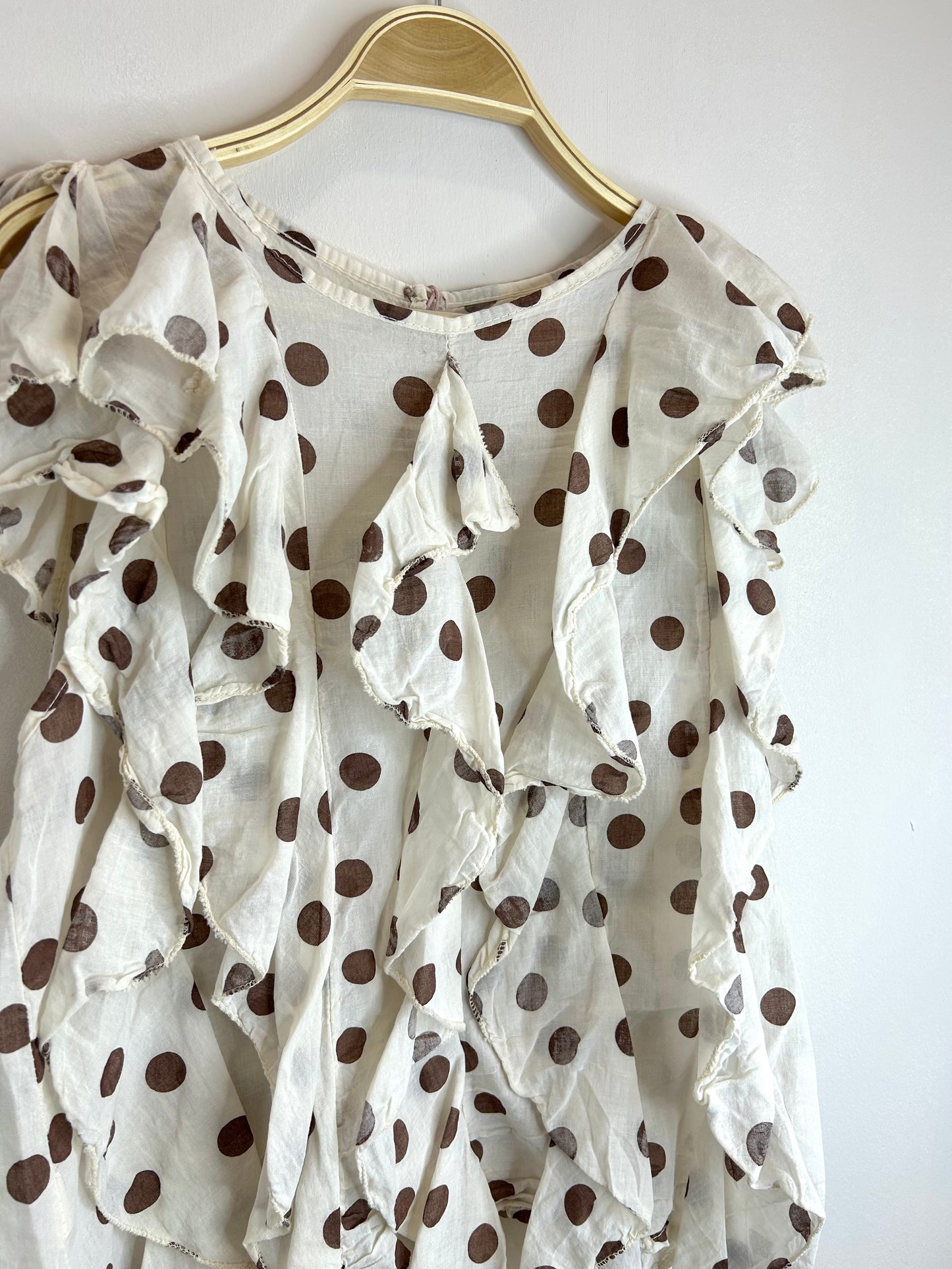 Camiseta topos con volantes