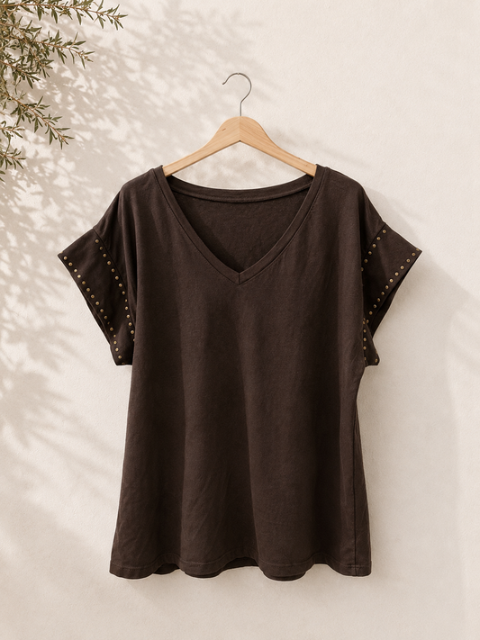 Camiseta cuello pico tachuelas