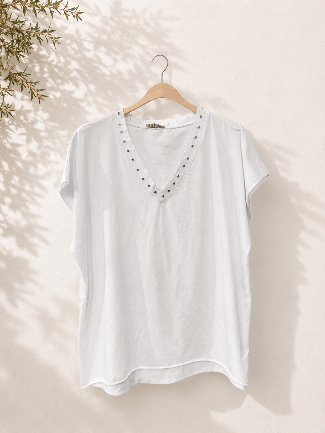 Camiseta cuello pico tachuelas