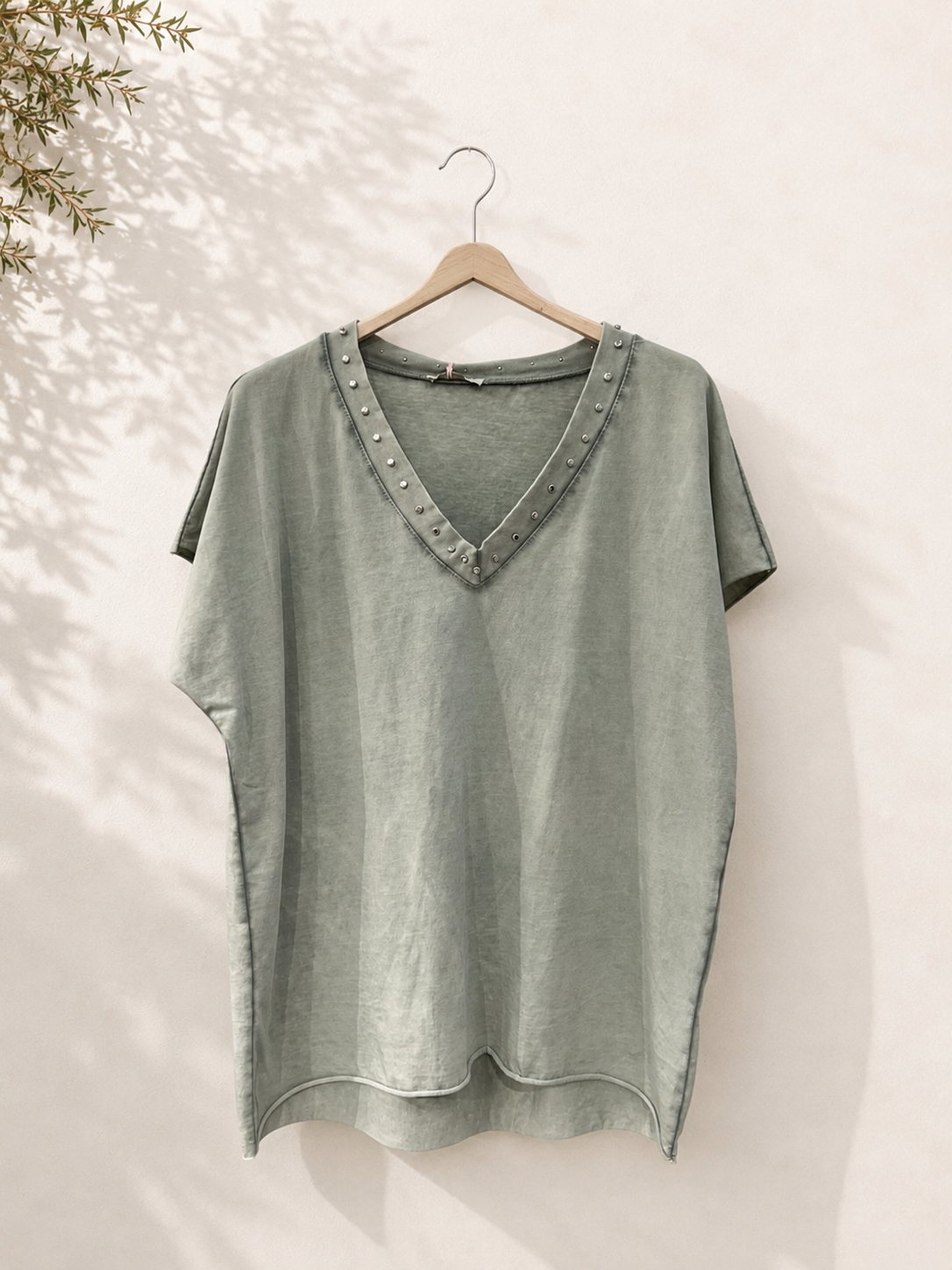 Camiseta cuello pico tachuelas