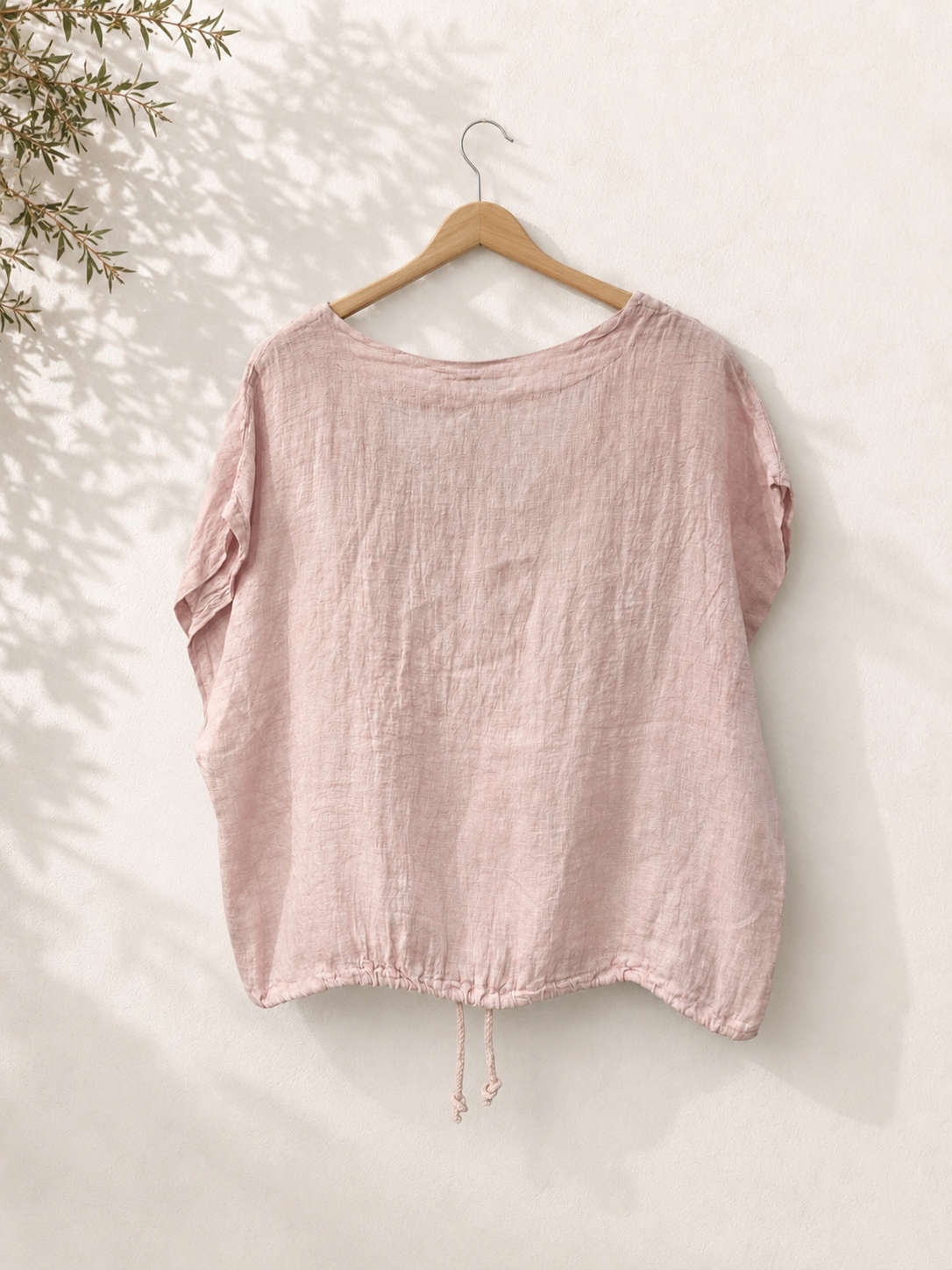 Camiseta cuello pico ajustable