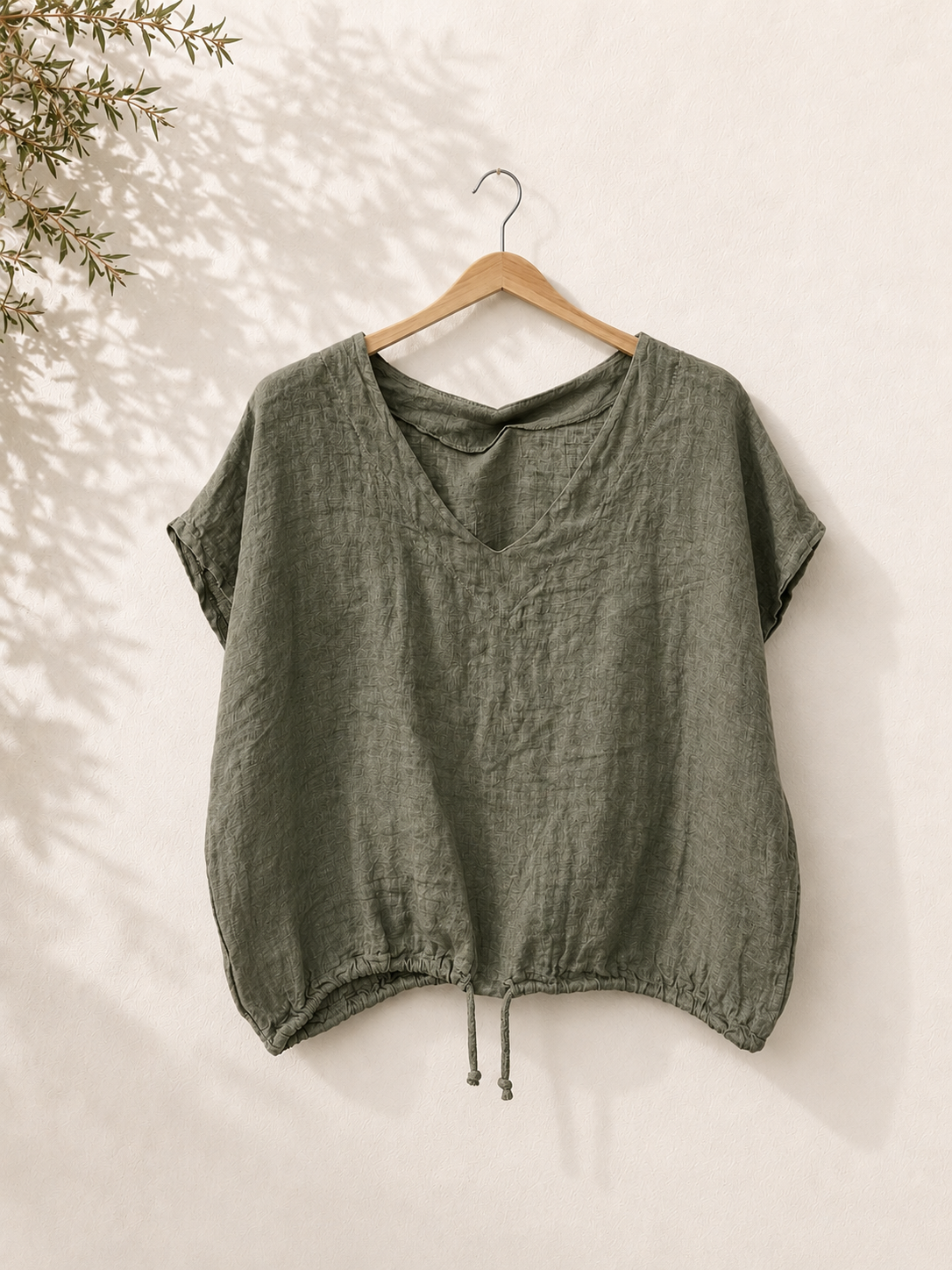 Camiseta cuello pico ajustable