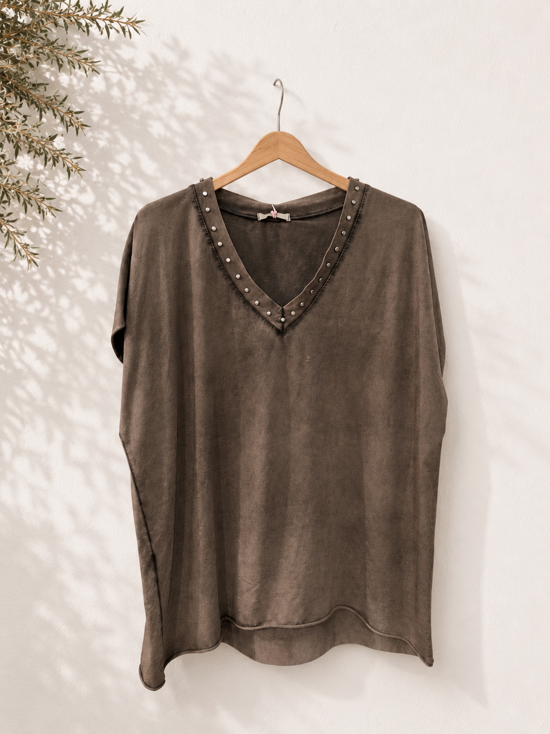 Camiseta cuello pico tachuelas