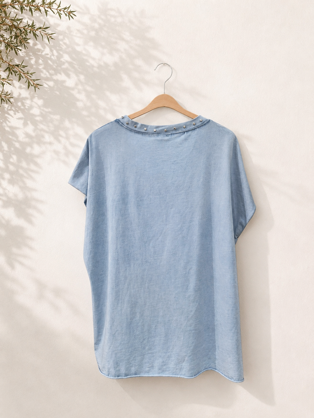 Camiseta cuello pico tachuelas