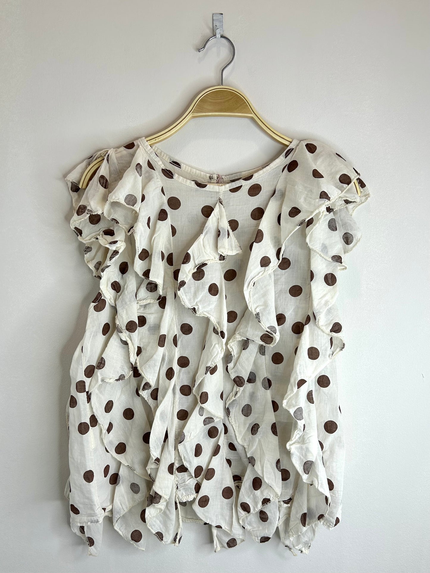Camiseta topos con volantes