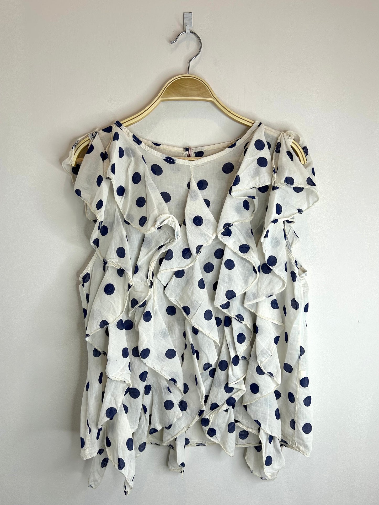 Camiseta topos con volantes