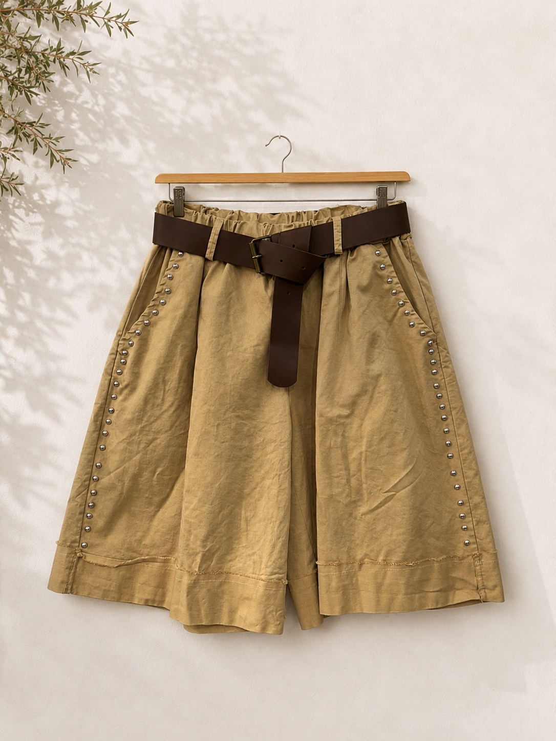 Bermuda con tachuelas